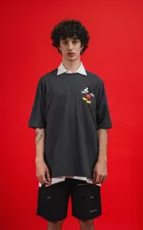Remera gris oscuro con cuello polo blanco y estampado de Mickey Mouse en el pecho.
