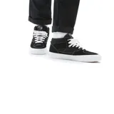 Zapatillas Vans Skate Half Cab negras con detalles en blanco y logo en el lateral.