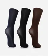 Kit de tres pares de medias de vestir lisas, confeccionadas en poliamida. Incluye un par color piel, un par negro y un par gris oscuro.