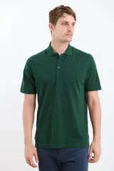 Remera lisa de algodón color verde con cuello polo y tapeta de dos botones.