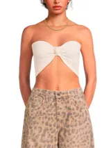 Top bandeau color crema con textura floral en relieve y nudo central.