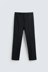 Pantalón de vestir negro, de corte recto, confeccionado en lana. Cuenta con bolsillos laterales y traseros de vivo con botón. Cierre frontal con cremallera y botón.