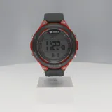 Reloj digital Marea para hombre, con caja de plástico roja y bisel negro, correa de caucho negra, pantalla LCD, funciones de hora mundial, alarma, cronómetro y resistencia al agua hasta 10 ATM.