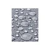 Buzo gris de tejido texturizado con cierre de cremallera en el cuello y mangas largas.