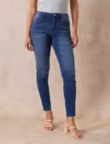 Jean skinny de tiro medio, color celeste, marca One Five One. Confeccionado en denim de algodón elastizado.