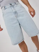 Bermuda de jean celeste de corte recto y tiro medio. Confeccionada en 100% algodón.
