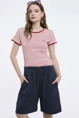 Short deportivo azul marino con cintura elástica y bolsillos laterales.