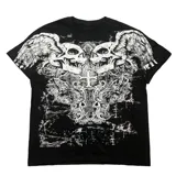 Remera negra con estampado de calaveras y alas, confeccionada en algodón con ajuste regular.