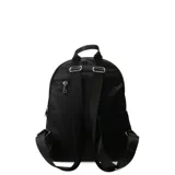 Mochila negra de tela con cierre vertical plateado en el frente y asa superior.