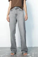 Pantalón de jean azul de corte wide leg, tiro alto y largo hasta el tobillo.