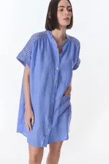 Vestido camisero celeste de lino con cuello mao, manga corta con detalle de calado y bolsillo de crochet.