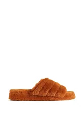 Pantuflas tipo slide forradas en piel sintética 100% poliéster, con base de goma de 4 cm.