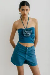 Short de denim azul, tiro medio y corte recto.