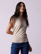 Buzo tejido en hilado fino color beige, con escote en V y sin mangas.