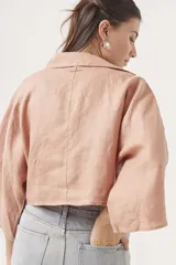 Camisa color lila de lino, con cuello clásico, mangas 3/4 amplias y cierre frontal con botones.