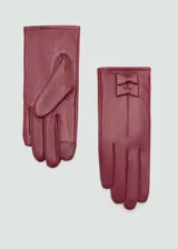 Par de guantes de cuero color borgoña, con forro interior y detalle de lazo en la parte superior. Uno de los guantes tiene la punta del dedo índice compatible con pantallas táctiles.