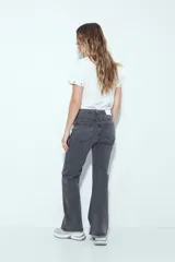 Jean de denim negro de corte recto, con aplicaciones de strass en las piernas.