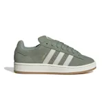 Championes Adidas Campus 00s color verde con las tres tiras laterales en blanco y suela blanca con base marrón.