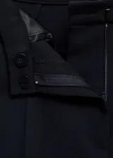 Pantalón palazzo negro de tiro medio, corte wide leg y largo cropped.