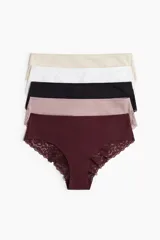 Pack de cinco bombachas hipster de punto con cintura estándar, refuerzo interior, cobertura media y detalles de encaje. Incluye bombachas en color beige, blanco, negro, rosa y borgoña.