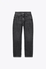 Pantalón de jean negro con efecto lavado, corte recto, tiro medio y cinco bolsillos.