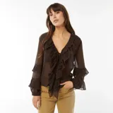 Blusa marrón de manga larga con volantes en el escote y en las mangas.