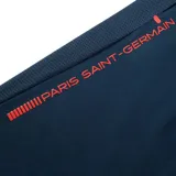Short deportivo azul marino con cintura elástica ajustable con cordón azul y rojo. Logo del Paris Saint-Germain en la pierna derecha y leyenda "Paris Saint-Germain" en rojo en la pierna izquierda.