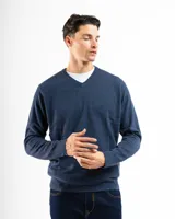 Sweater negro de punto con cuello en V, de calce regular.