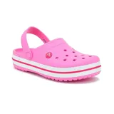 Zuecos Crocs Crocband Clog originales de color rosa con suela blanca y detalles en rojo.