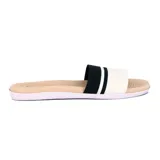 Sandalias tipo chinela de mujer, color negro y blanco, con tira ancha que presenta dos franjas blancas sobre fondo negro. La plantilla es de color beige claro con textura acanalada y el logo de Beira Rio Comfort.