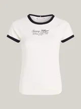 Remera blanca de algodón con cuello redondo y mangas cortas con ribete negro. Logo de Tommy Hilfiger bordado en el pecho.