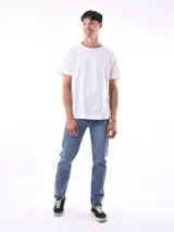 Remera gris de corte regular y mangas cortas.