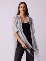 Kimono plisado color gris, marca Do Jessica McClintock, con terminación de ruedo con flecos.