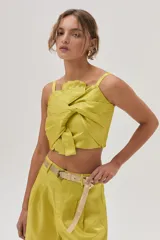 Top de tafeta metalizada color verde lima, con breteles finos y moño tableado en el frente.