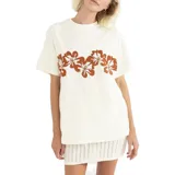 Remera blanca de corte recto con estampado de flores marrones en el pecho.