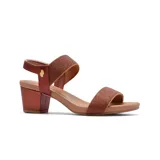 Sandalia de cuero negra con taco bajo y tiras elásticas.