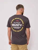 Remera negra de algodón con estampado en la espalda con el logo de Rusty y la frase "Global Wave Chasers".