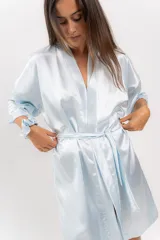Bata corta color champagne de satén con mangas 3/4 y lazo para atar a la cintura.
