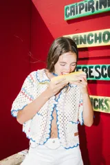 Saco tejido a crochet a mano con detalles en azul y amarillo.