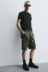 Bermuda cargo de algodón color marrón oscuro, tiro medio, corte regular, con bolsillos laterales de parche con solapa y bolsillos traseros de vivo.