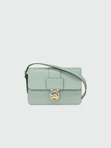 Cartera de cuero con solapa en color menta, diseño clásico y elegante.