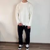 Pantalón de jean celeste con corte holgado.
