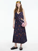 Vestido midi con estampado floral, lazo ajustable en la cadera y cut out en la cintura.