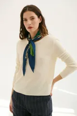 Sweater azul de tejido de punto con cuello redondo y mangas largas.