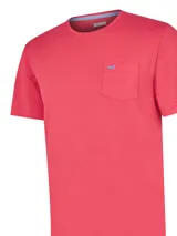 Remera celeste de algodón orgánico, corte regular fit, con cuello redondo y bolsillo en el pecho con logo bordado de la marca.