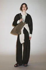 Kimono marrón con cuello redondo, manga larga y cinturón ajustable con lazadas. Confeccionado en hilatura de algodón y forro interior.