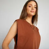 Camiseta marrón sin mangas con hombreras.