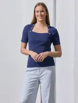 Buzo azul de tejido acanalado, con escote cuadrado y aplique de botones.