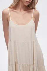 Vestido corto color crema, de lino y algodón, con breteles finos y corte holgado.