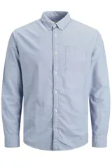 Camisa celeste de manga larga, cuello abotonado y corte slim fit.